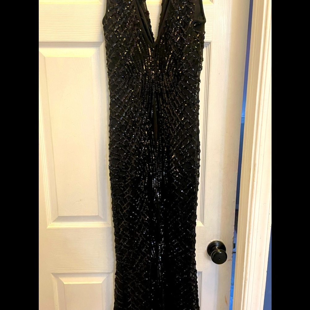 Wow! A bomb shell! 💣 🐚 Black beauty sequin dress! ❤️